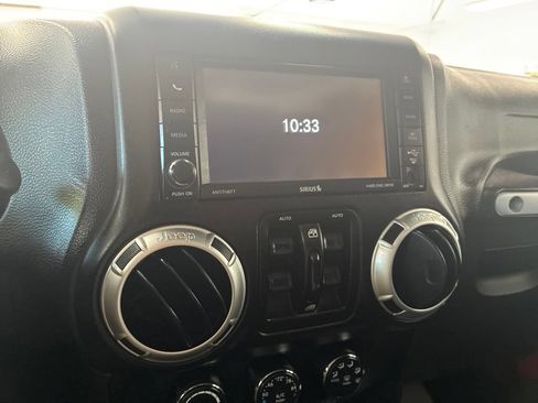 Used 2017 Jeep Wrangler Unlimited Rubicon w/ Cold Weather Group AWD/4WD image 41