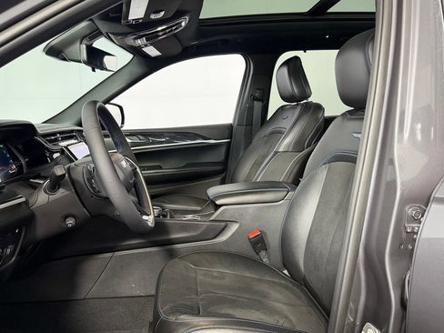 Used 2024 Jeep Grand Cherokee Trailhawk w/ Luxury Tech Group III AWD/4WD image 23