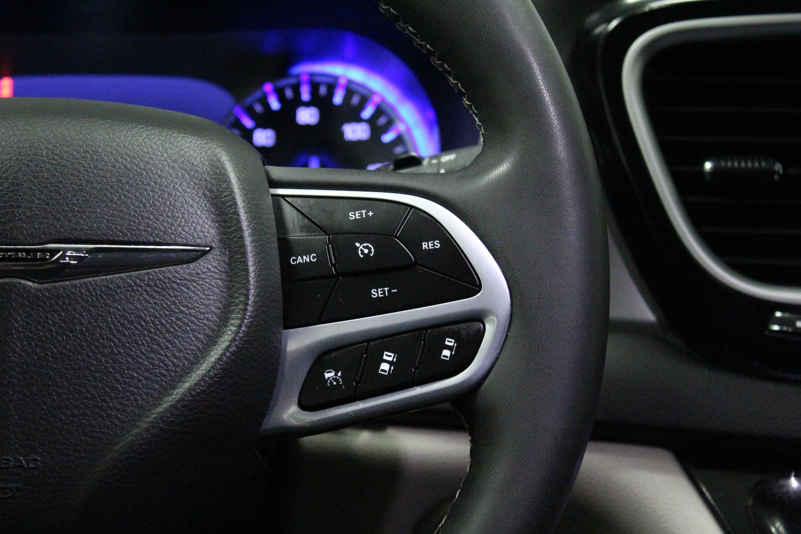 Used 2024 Chrysler Pacifica Touring-L FWD image 24