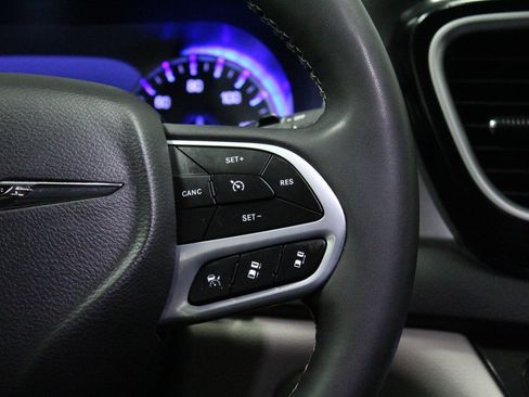 Used 2024 Chrysler Pacifica Touring-L FWD image 24