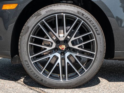 Certified 2026 Porsche Macan AWD/4WD image 16