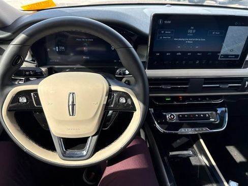 Used 2025 Lincoln Corsair FWD image 11