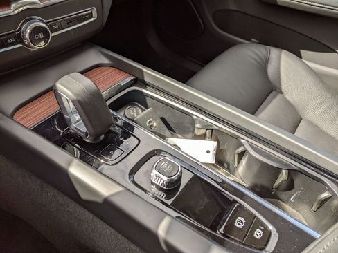 Certified 2023 Volvo XC60 B5 Plus w/ Climate Package image 19