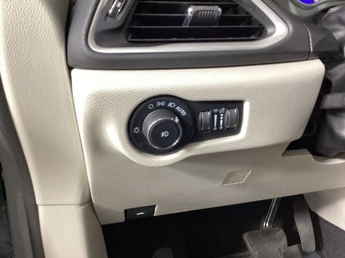 Used 2023 Chrysler Pacifica Touring-L image 28