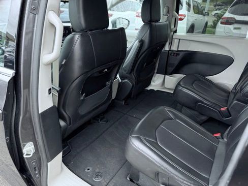 Used 2023 Chrysler Pacifica Touring-L FWD image 21