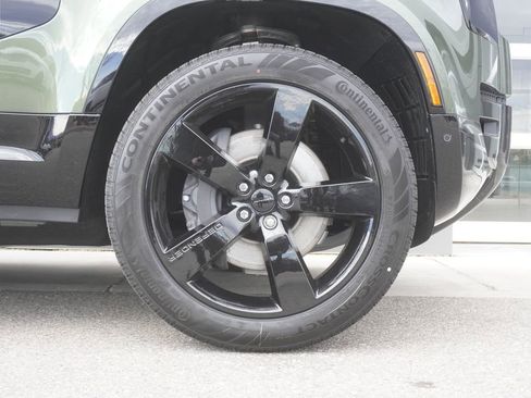 New 2026 Land Rover Defender 130 X-Dynamic SE image 34