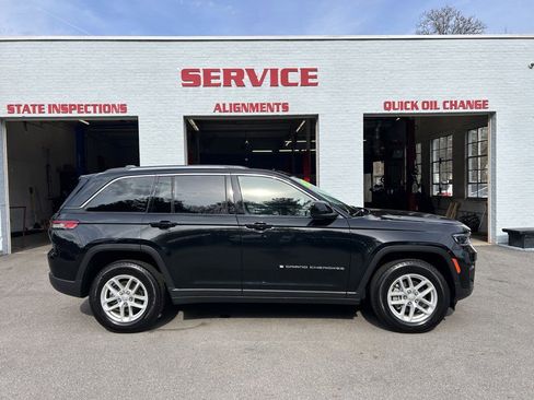 Used 2024 Jeep Grand Cherokee Laredo X image 1