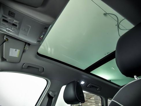 Certified 2025 Volkswagen Taos SE w/ Panoramic Sunroof Package image 8