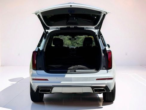 Used 2024 Cadillac XT6 Premium Luxury w/ Technology Package AWD/4WD image 16