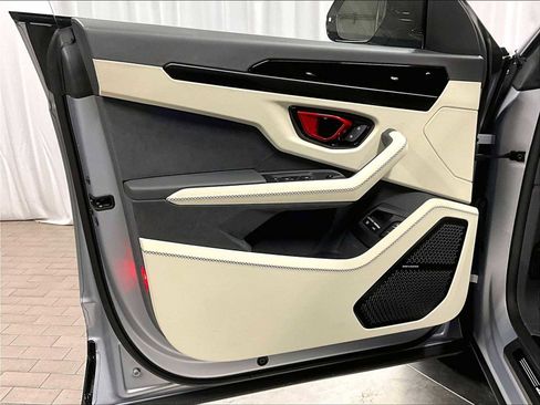 Used 2025 Lamborghini Urus SE image 25