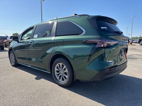 New 2026 Toyota Sienna XLE image 4