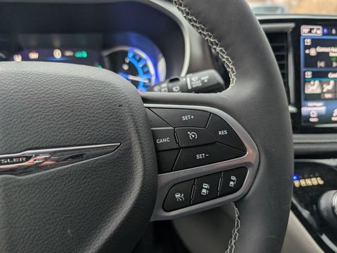 Used 2023 Chrysler Pacifica Touring-L image 15