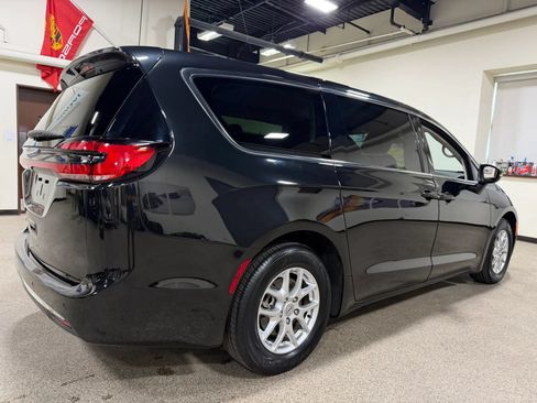 Used 2023 Chrysler Pacifica Touring-L FWD image 16