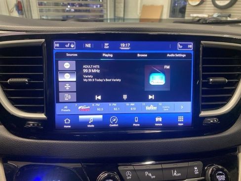 Used 2021 Chrysler Pacifica Touring-L image 21