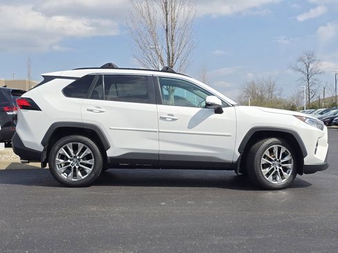 Used 2020 Toyota RAV4 XLE Premium image 26