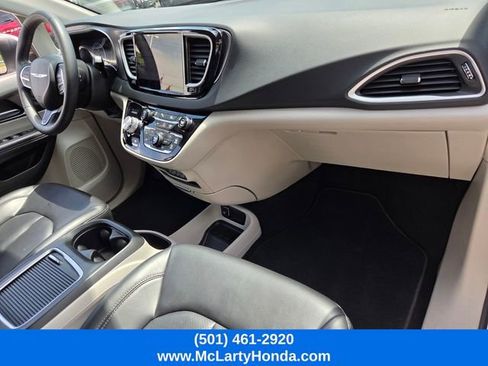 Used 2023 Chrysler Pacifica Touring-L FWD image 17