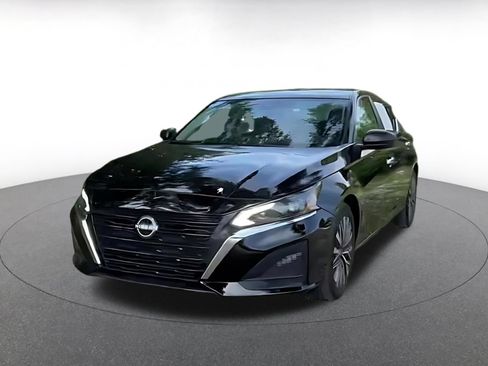 Used 2025 Nissan Altima 2.5 SV FWD image 4