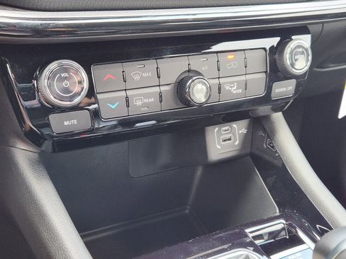 New 2026 Jeep Compass Latitude AWD/4WD image 28