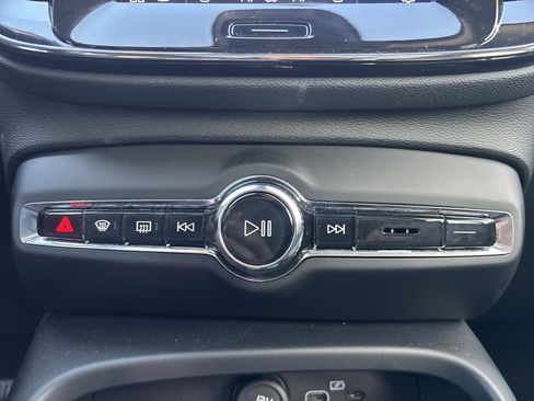 Used 2025 Volvo XC40 B5 Plus image 35