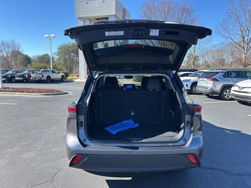 Used 2024 Toyota Highlander XLE image 7