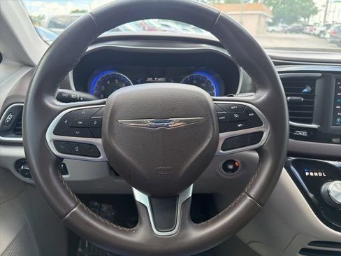 Used 2018 Chrysler Pacifica Touring-L FWD image 19
