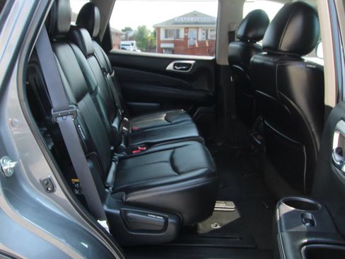 Used 2020 Nissan Pathfinder Platinum FWD image 12