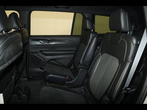 Used 2023 Jeep Grand Cherokee L Laredo image 29