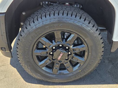 Used 2025 GMC Sierra 2500 AT4 w/ AT4 Premium Plus Package AWD/4WD image 9