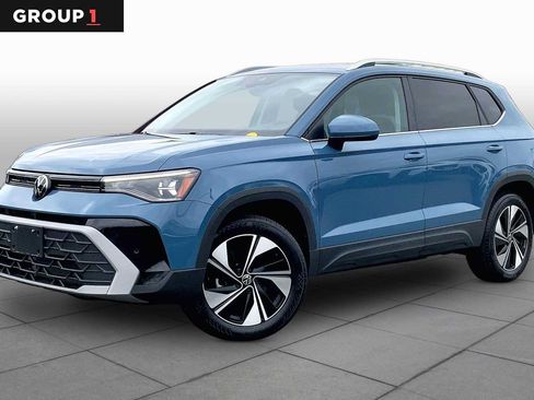 Used 2025 Volkswagen Taos SE AWD/4WD image 1