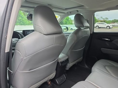 Used 2022 Toyota Highlander XLE FWD image 12