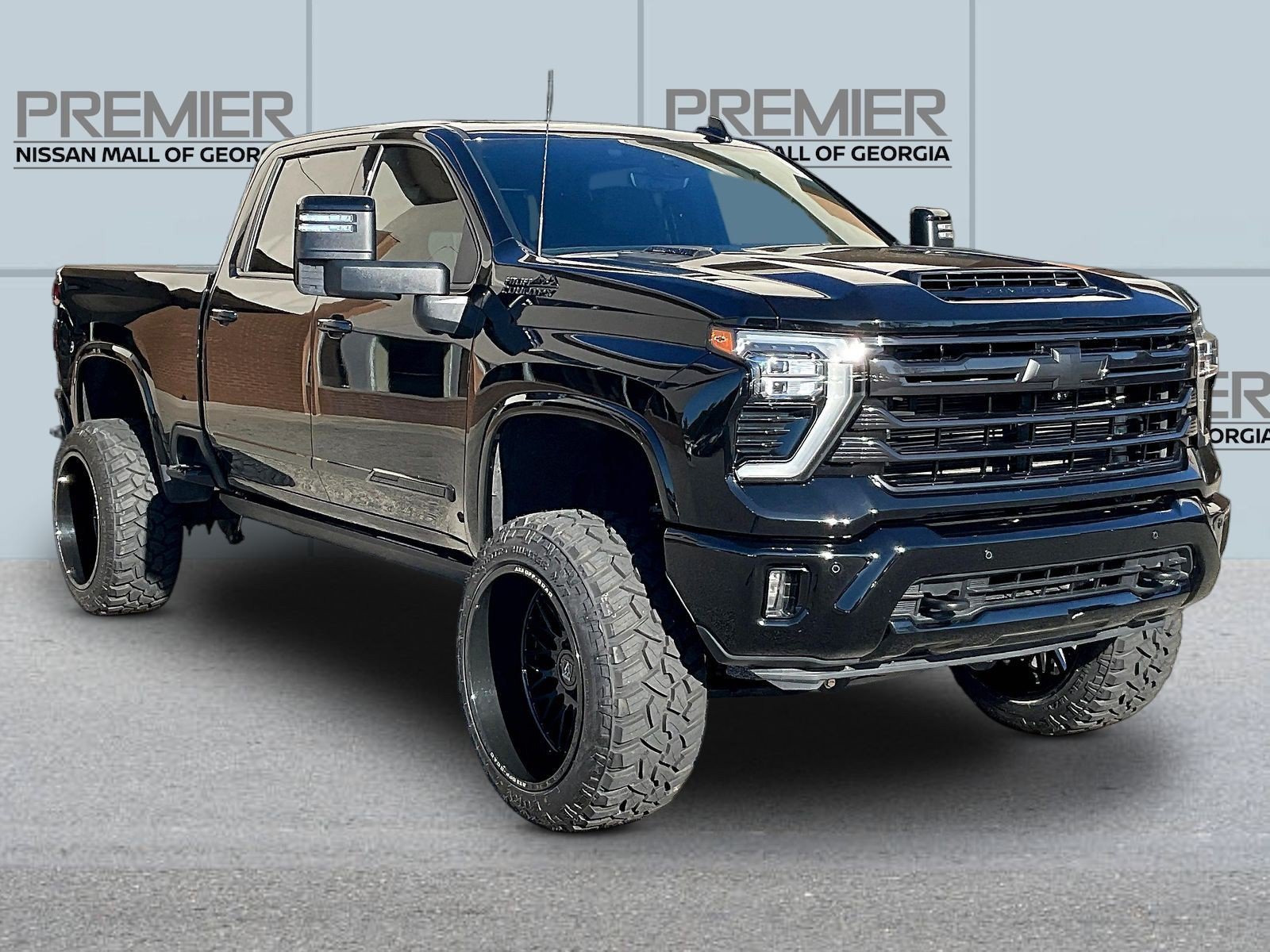 Used 2025 Chevrolet Silverado 2500 High Country w/ Midnight Edition AWD/4WD image 3