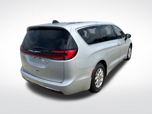 Used 2024 Chrysler Pacifica Touring-L FWD image 10