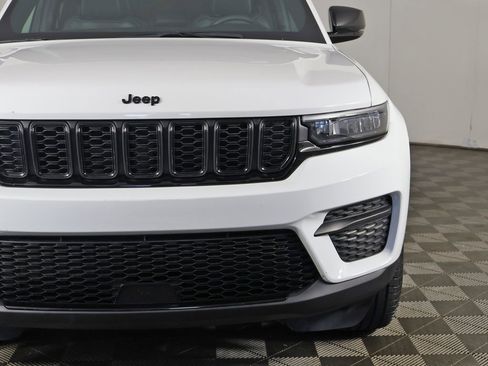 Used 2024 Jeep Grand Cherokee Altitude image 12