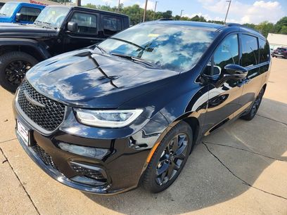 New 2026 Chrysler Pacifica Limited w/ S Appearance Package