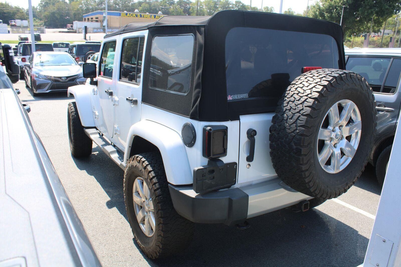 Used 2017 Jeep Wrangler Unlimited Sahara w/ Max Tow Package AWD/4WD image 8