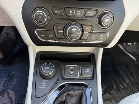 Used 2020 Jeep Cherokee Limited image 28