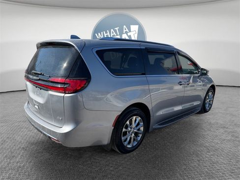 Used 2021 Chrysler Pacifica Touring-L image 3