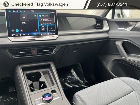 New 2025 Volkswagen Tiguan SE image 6