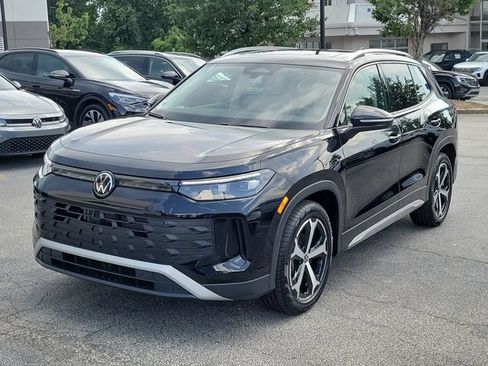 Certified 2025 Volkswagen Tiguan SE FWD image 38