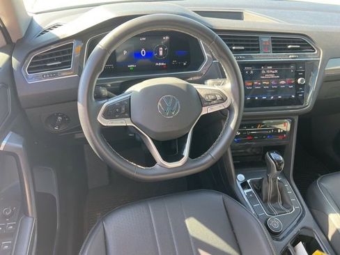 Used 2023 Volkswagen Tiguan SE w/ Panoramic Sunroof Package image 16