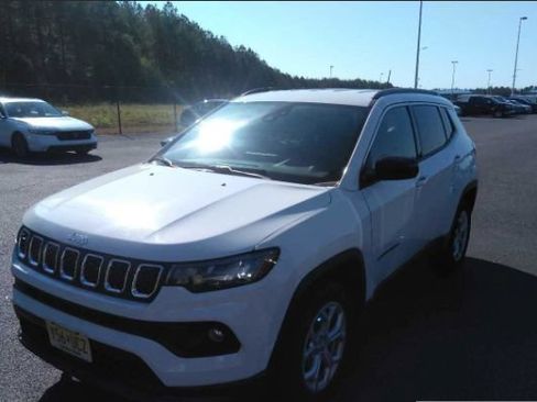 Used 2024 Jeep Compass Latitude AWD/4WD image 1