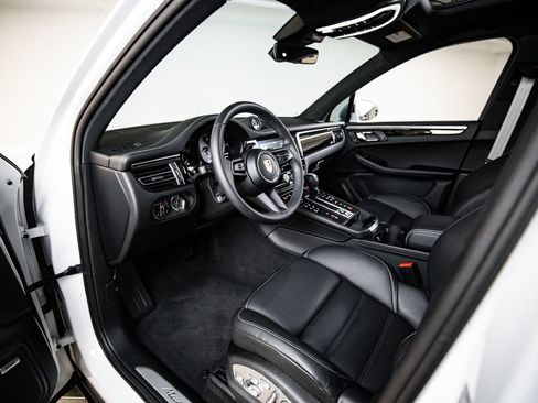 Certified 2025 Porsche Macan S AWD/4WD image 4