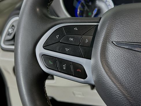 Used 2023 Chrysler Pacifica Touring-L FWD image 16