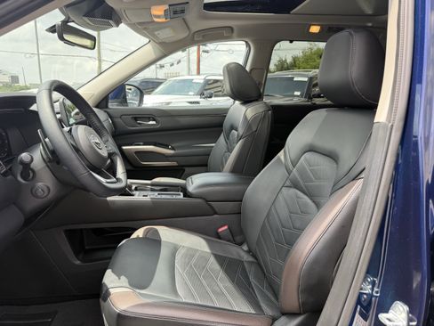 Used 2024 Nissan Pathfinder Platinum w/ Cargo Package FWD image 12
