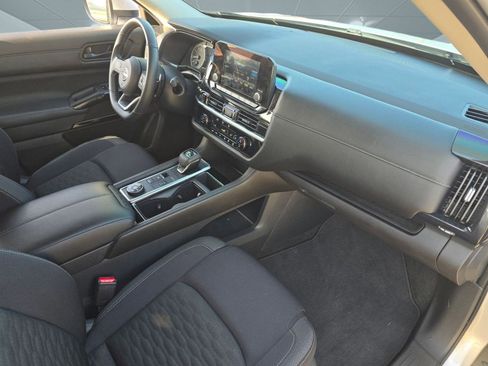 Used 2024 Nissan Pathfinder SV w/ SV Premium Package image 32