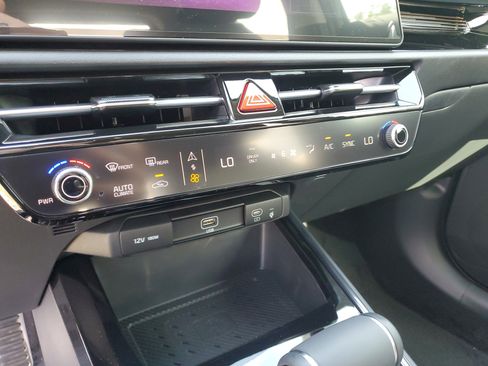 New 2025 Kia Niro SX Touring image 22