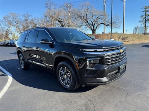 Used 2024 Chevrolet Traverse LT image 8