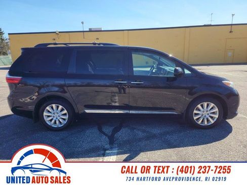 Used 2015 Toyota Sienna XLE w/ XLE Navigation Package image 6