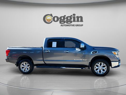 Used 2017 Nissan Titan SL image 7