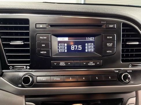 Used 2017 Hyundai Elantra SE image 27